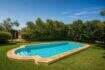 Privater Pool mit Natursteinrand, umgeben von üppigem Grün der mallorquinischen Finca in Lloseta
