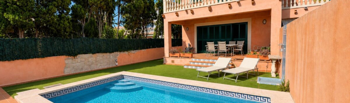 Casa adosada Sa Torre: piscina exterior con tumbonas, terraza mediterránea y balcón con balaustrada