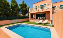 Doppelhaushälfte Sa Torre: Außenpool mit Liegestühlen, mediterrane Terrasse und Balkon mit Balustrade