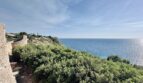 Terraza de pared de piedra con exuberante vegetación y amplias vistas al mar en Sa Torre, Llucmajor