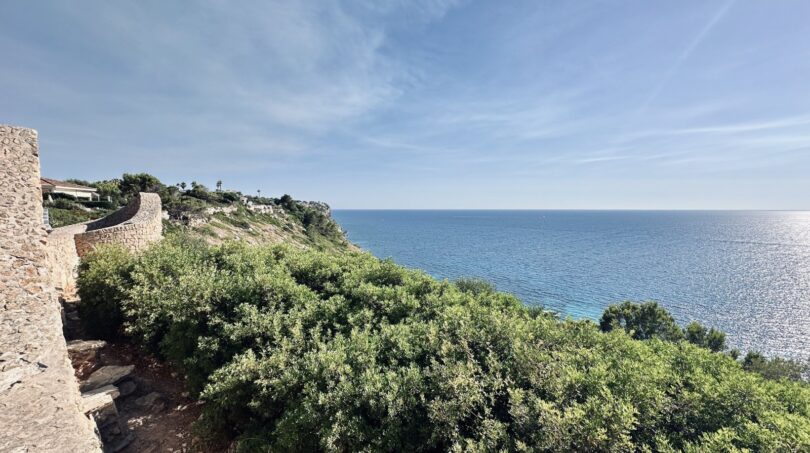 Terraza de pared de piedra con exuberante vegetación y amplias vistas al mar en Sa Torre, Llucmajor