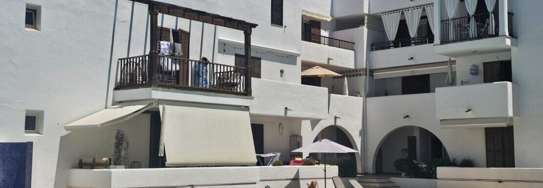 Weißes mediterranes Apartmentkomplex mit großem Pool und Sonnenterrasse in Cala d'Or, Mallorca