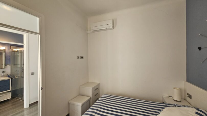 Bright bedroom with double bed, air conditioning and en-suite bathroom in modern apartment in Portocolom