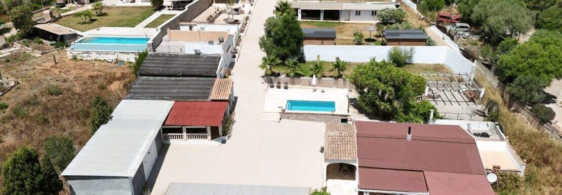 Luftaufnahme des Investment-Ensembles in Porto Cristo mit mehreren Villen, Pool, Innenhof und üppiger Begrünung auf 1.500 m²