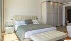 Dormitorio luminoso de la villa de lujo con cama doble, armario empotrado y baño en suite en Cala Magrana.