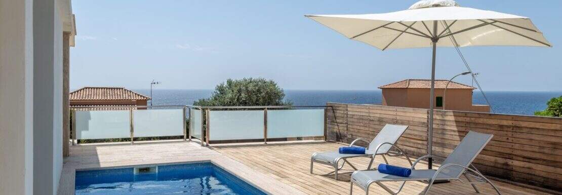Luxusvilla Cala Magrana: Privater Pool auf Holzterrasse mit Sonnenliegen und Meerblick
