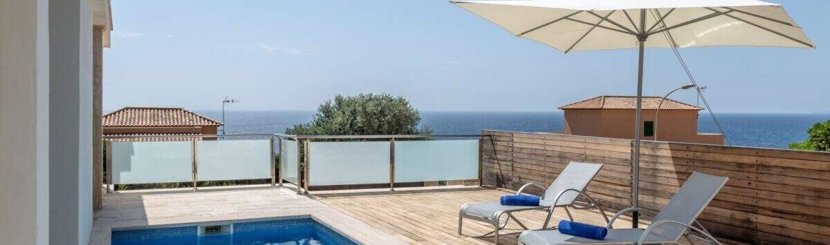 Villa de lujo Cala Magrana: Piscina privada en terraza de madera con tumbonas y vistas al mar