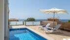 Villa de lujo Cala Magrana: Piscina privada en terraza de madera con tumbonas y vistas al mar