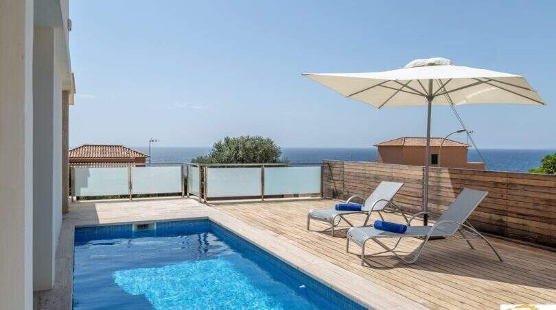 Villa de lujo Cala Magrana: Piscina privada en terraza de madera con tumbonas y vistas al mar