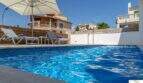 Villa de lujo Cala Magrana: Piscina privada con tumbonas y arquitectura mediterránea en Porto Cristo