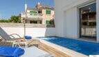Terraza soleada con piscina privada, tumbonas y ambiente mediterráneo de la villa de lujo en Cala Magrana