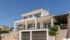 Vista exterior: Villa de lujo mediterránea en Porto Cristo con garaje doble, balcón de cristal y terraza en primera línea de mar