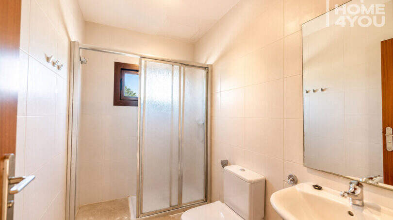 Helles Badezimmer mit Duschkabine, WC und Waschbecken im Eckreihenhaus in Ses Salines