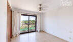 Helles Schlafzimmer mit Deckenventilator, Einbauschrank, Balkon und Grünblick im Reihenhaus Ses Salines