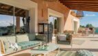 Großzügige Außenterrasse der Luxusfinca in Son Carrió mit Lounge-Möbeln, Holzdecke und Panoramablick