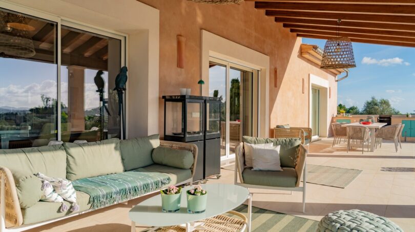 Großzügige Außenterrasse der Luxusfinca in Son Carrió mit Lounge-Möbeln, Holzdecke und Panoramablick