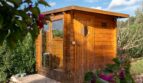 Außensauna aus Holz mit Glasfront und Bullauge im Garten der Luxusfinca in Son Carrió