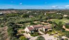 Luftaufnahme einer mediterranen Luxusfinca in Son Carrió mit gepflegtem Garten und weitem Landschaftsblick