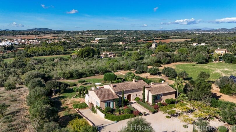 Luftaufnahme einer mediterranen Luxusfinca in Son Carrió mit gepflegtem Garten und weitem Landschaftsblick