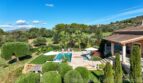 Luxusfinca Son Carrió: Pool mit Sonnenterrasse, gepflegter Garten und weiter Landschaftsblick ins Grüne