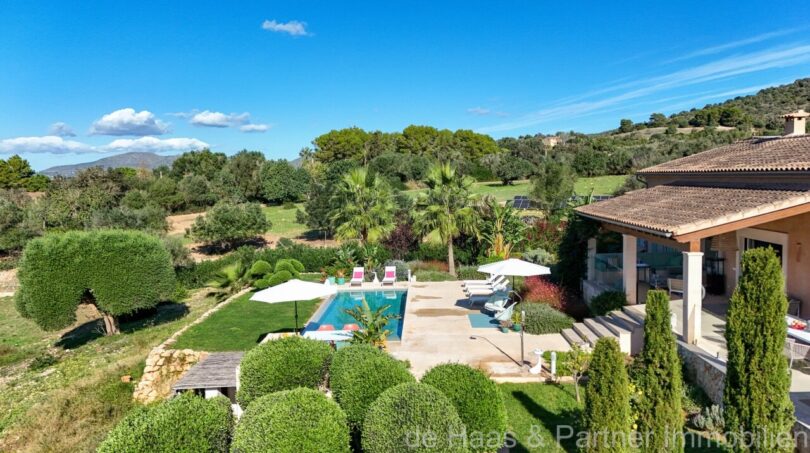 Luxusfinca Son Carrió: Pool mit Sonnenterrasse, gepflegter Garten und weiter Landschaftsblick ins Grüne