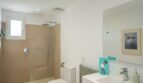 Modernes Badezimmer der Luxusfinca in Son Carrió mit Glasdusche, WC und elegantem Waschtisch