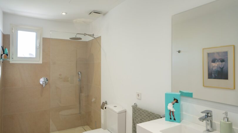 Modernes Badezimmer der Luxusfinca in Son Carrió mit Glasdusche, WC und elegantem Waschtisch