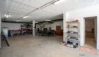 Geräumige Garage der Luxusfinca in Son Carrió mit Werkstatt, Tischtennisplatte und Schuhregal