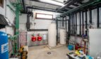 Technikraum der Luxusfinca in Son Carrió mit Heizungsanlage, Wassertanks, Rohrsystem und Wasseraufbereitung.