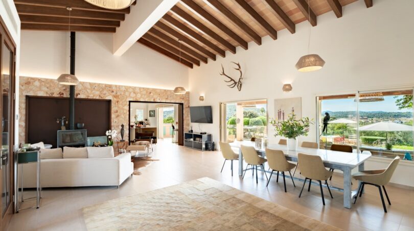 Lichtdurchfluteter Wohn-Essbereich der Luxusfinca in Son Carrió mit Holzbalkendecke und Panoramablick