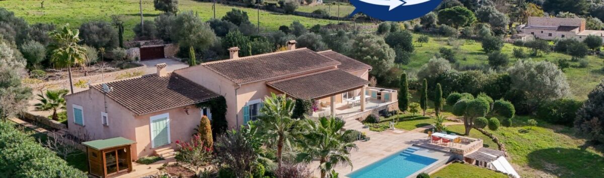 Luftaufnahme Luxusfinca Son Carrió mit Pool, Palmen, gepflegtem Garten und weitem Landschaftsblick