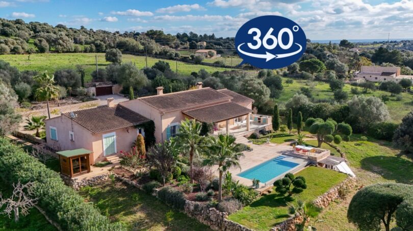 Luftaufnahme Luxusfinca Son Carrió mit Pool, Palmen, gepflegtem Garten und weitem Landschaftsblick