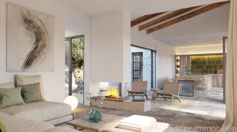 Helles Wohnzimmer der Finca Artà mit Kamin, Holzbalken, offenem Essbereich und mediterran-modernem Design.