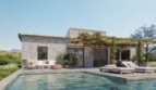 Finca Artà: Natursteinvilla mit Pool, Pergola und Bougainvillea im mediterranen Stil