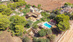 Luftaufnahme einer exklusiven Finca in Colònia de Sant Jordi mit Pool, Palmen und weitläufigem Grundstück.