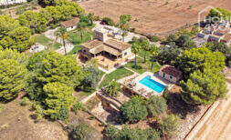 Luftaufnahme einer exklusiven Finca in Colònia de Sant Jordi mit Pool, Palmen und weitläufigem Grundstück.