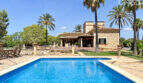 Außenansicht: Exklusive Finca mit großem Pool, Natursteinhaus, Palmen und gepflegtem Garten in Colònia de Sant Jordi.