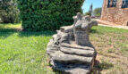 Steinskulptur mit Fischmotiv im gepflegten Garten der exklusiven Finca in Colònia de Sant Jordi