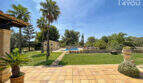 Gepflegte Gartenanlage der Finca mit Pool, Palmen, Terrasse und Gästehaus in Colònia de Sant Jordi
