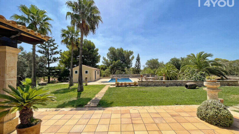 Gepflegte Gartenanlage der Finca mit Pool, Palmen, Terrasse und Gästehaus in Colònia de Sant Jordi