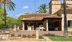 Außenansicht der Finca in Colònia de Sant Jordi mit Pool, Terrasse, Natursteinmauern und Palmen.