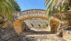 Historischer Steinbogen am Eingang der exklusiven Finca in Colònia de Sant Jordi, 7.200 m² Grundstück
