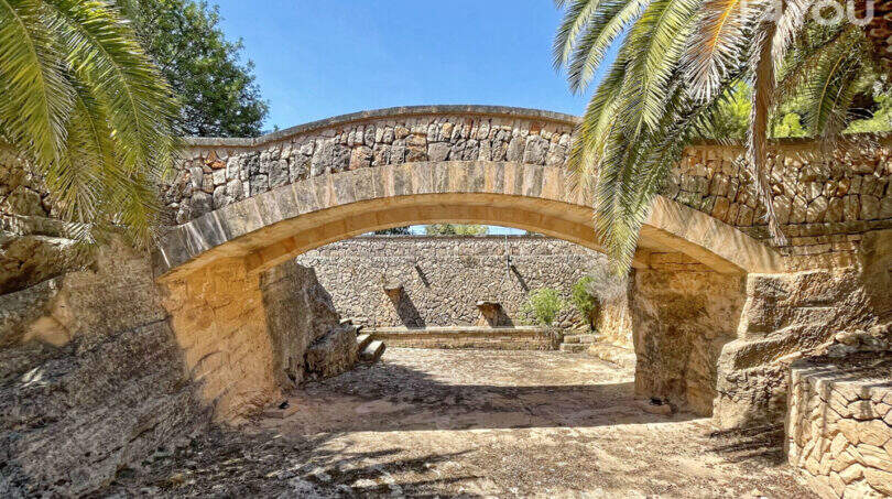 Historischer Steinbogen am Eingang der exklusiven Finca in Colònia de Sant Jordi, 7.200 m² Grundstück