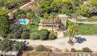 Luftaufnahme der Finca in Colònia de Sant Jordi mit Pool, Palmen, weitläufigem Grundstück und Natursteingebäude