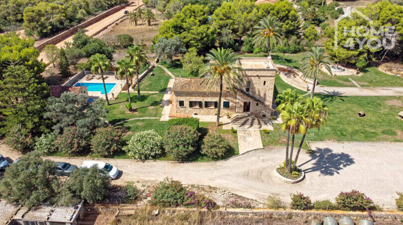 Luftaufnahme der Finca in Colònia de Sant Jordi mit Pool, Palmen, weitläufigem Grundstück und Natursteingebäude