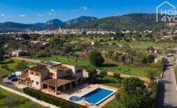 Luftaufnahme einer mallorquinischen Steinfinca in Lloseta mit Pool, Sonnenterrasse und Tramuntana-Bergblick.