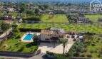 Luftaufnahme: Mallorquinische Villa in Lloseta mit Salzwasserpool, Solaranlage und weitläufigem Grundstück.