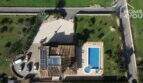 Luftaufnahme: Mallorquinische Villa in Lloseta mit Salzwasserpool, Solaranlage und großzügigem Grundstück.