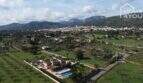 Luftaufnahme mallorquinischer Villa in Lloseta mit Salzwasserpool, Garten & Tramuntana-Bergblick