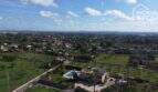 Luftaufnahme mallorquinischer Villa mit Salzwasserpool, Solaranlage und Blick auf Lloseta